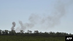 Asap hitam pasca penembakan di kawasan Chasiv Yar, wilayah Donetsk, 3 Mei 2024, di tengah invasi Rusia ke Ukraina. (Genya SAVILOV / AFP)