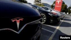 Mobil Tesla model X dan Model S dipajang di dealer mobil listrik Tesla di Sydney, Australia (foto: dok). 