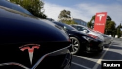 FILE: Tesla Model X dan Model S di dealer mobil listrik Tesla di Sydney, Australia, 31 Mei 2017. (REUTERS/Jason Reed)