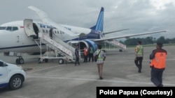 Pesawat maskapai Trigana Air yang ditembaki oleh orang tak dikenal di Bandara Nop Goliat Dekat, Kabupaten Yahukimo, Provinsi Papua Pegunungan, Sabtu, 11 Maret 2023. (Courtesy: Polda Papua)