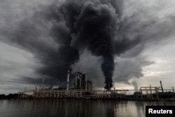 Kebakaran di unit penyimpanan bahan bakar di kompleks kilang Pertamina, Cilacap, Jawa Tengah, 14 November 2021. (Antara Foto/Idhad Zakaria/via REUTERS)