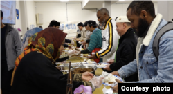 Acara buka puasa bersama yang diadakan masjid Indonesia IMAAM Center di Silver Spring, Maryland terbuka untuk umum (dok: VOA)