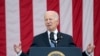 El presidente Joe Biden habla en el Anfiteatro Conmemorativo del Cementerio Nacional de Arlington en Arlington, Virginia, el Día de los Caídos, el lunes 29 de mayo de 2023. (Foto AP/Susan Walsh)