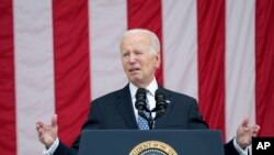 El presidente Joe Biden habla en el Anfiteatro Conmemorativo del Cementerio Nacional de Arlington en Arlington, Virginia, el Día de los Caídos, el lunes 29 de mayo de 2023. (Foto AP/Susan Walsh)