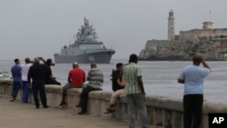 Луѓе гледаат како рускиот брод пристигнува во Хавана, 12 јуни 2024 година