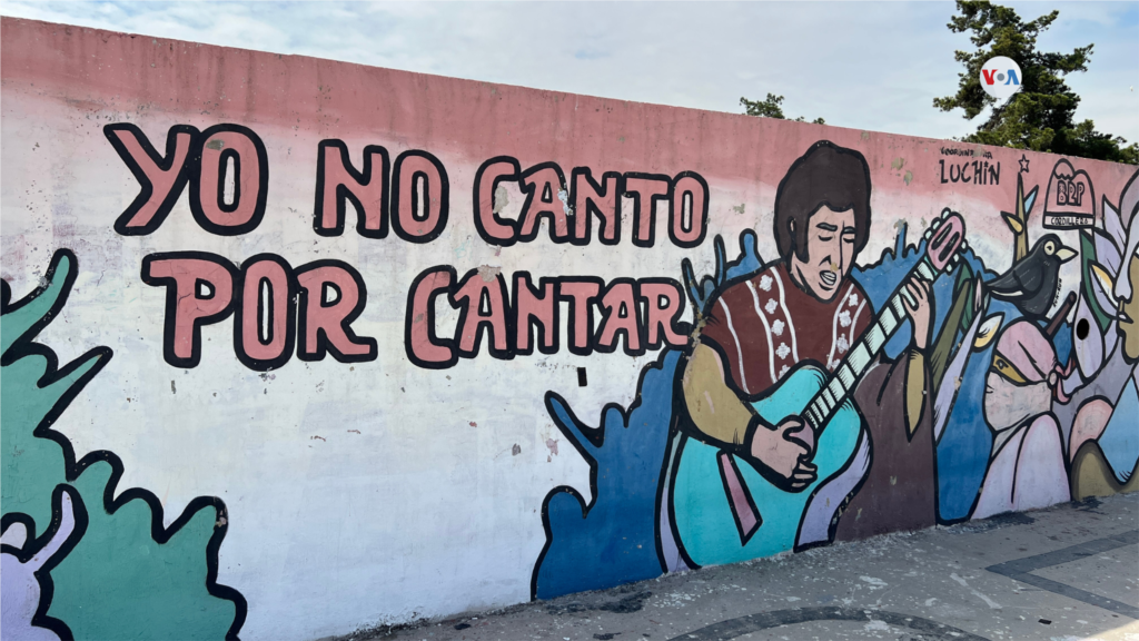 Pasados 50 años de su muerte, un mural en las calles de Santiago recuerda al cantautor Víctor Jara. [Foto: Nicolás Cortés Guerrero, VOA]