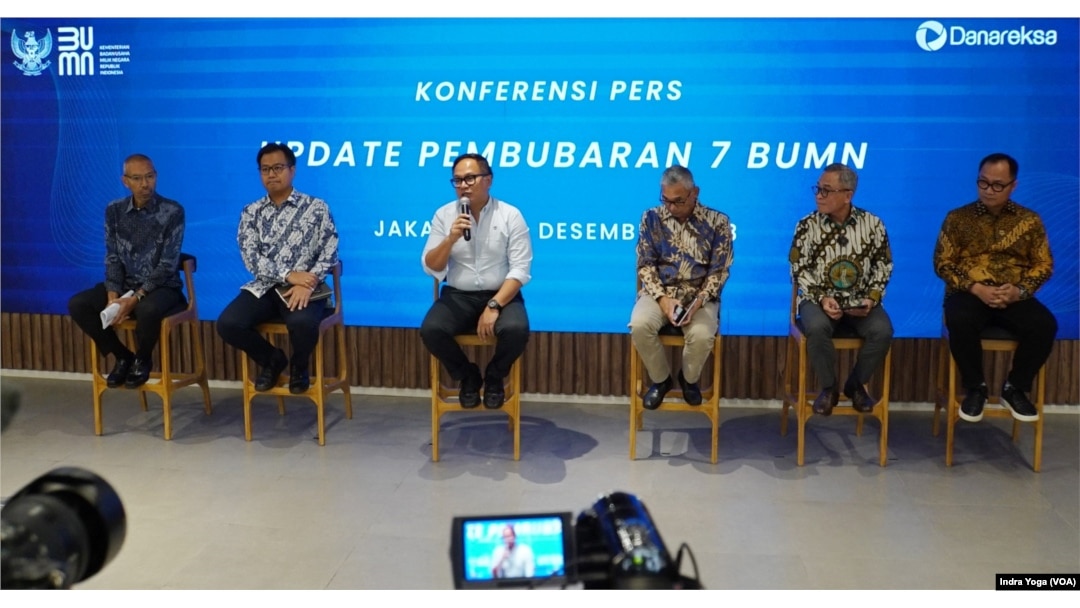 Konferensi pers terkait pembubaran 7 BUMN yang dipimpin oleh Wakil Menteri BUMN, Kartika Wirjoatmodjo pada Jumat (28/12) di Jakarta. (VOA/Indra Yoga)
