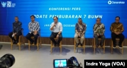 Konferensi pers terkait pembubaran 7 BUMN yang dipimpin oleh Wakil Menteri BUMN, Kartika Wirjoatmodjo pada Jumat (28/12) di Jakarta. (VOA/Indra Yoga)