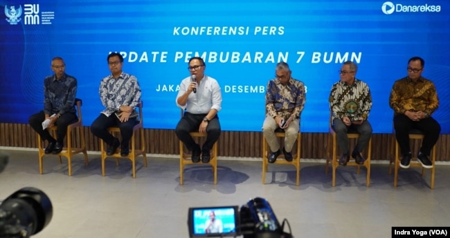 Konferensi pers terkait pembubaran 7 BUMN yang dipimpin oleh Wakil Menteri BUMN, Kartika Wirjoatmodjo pada Jumat (28/12) di Jakarta. (VOA/Indra Yoga)