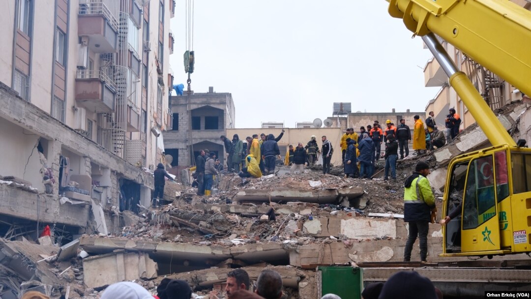 Gaziantep’in Nizip ilçesinde 6 Şubat depremlerinde yıkılan tek bina olan Furkan Apartmanı’yla ilgili görülen davada geçen hafta üç kişinin tahliyesine karar verildi. 