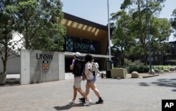 Para mahasiswa berjalan di sekitar kampus Universitas New South Wales di Sydney, Australia, 1 Desember 2020. (Foto: AP)