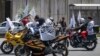 2023年8月15日，塔利班支持者在喀布尔庆祝接管阿富汗政权两周年期间骑着挂有塔利班旗帜的摩托车。（法新社照片）