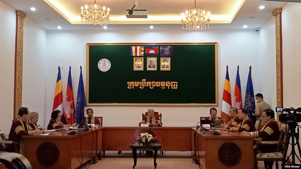 ក្រុមប្រឹក្សាធម្មនុញ្ញប្រកាសសម្រេចបិទផ្លូវតវ៉ា បដិសេធចំពោះគណបក្សភ្លើងទៀន និងគណបក្សមហាសាមគ្គីជាតិខ្មែរដោយលោក អ៊ឹម ឈុនលឹម ជាប្រធានក្រុមប្រឹក្សាធម្មនុញ្ញ នៅអគារស វិមានរដ្ឋចំការមន ថ្ងៃទី២៥ ខែឧសភា ឆ្នាំ២០២៣។ (នឿន ដាវីន/វីអូអេ)