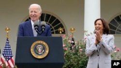 Wapres AS Kamala Harris (kanan) tertawa saat Presiden Joe Biden berbicara dalam acara tentang keamanan senjata api di Rose Garden, Gedung Putih (foto: dok). 