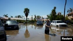 Air menggenangi wilayah Cathedral City, California, pada 21 Agustus 2023 setelah badai Hilary menerjang wilayah tersebut. (Foto: Reuters/Bryan Woolston)