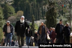 Miles de palestinos musulmanes se dirigen a menudo a orar en la mezquita de Al Aqsa, en la Ciudad Vieja de Jerusalén.