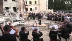 乌克兰音乐家在遇袭儿童医院废墟演奏安魂曲