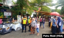 Para pedagang kecil di Kecamatan Wonokromo, Surabaya Jawa Timur, bertahan di tengah pandemi COVID-19. (Foto: Petrus Riski/VOA)