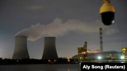 Kamera pengawas terlihat di dekat pembangkit listrik tenaga batu bara di Shanghai, China, 14 Oktober 2021. (Foto: REUTERS/Aly Song)