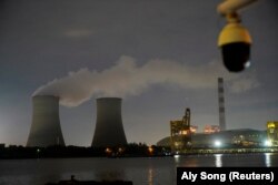 Kamera pengawas terlihat di dekat pembangkit listrik tenaga batu bara di Shanghai, China, 14 Oktober 2021. (Foto: REUTERS/Aly Song)