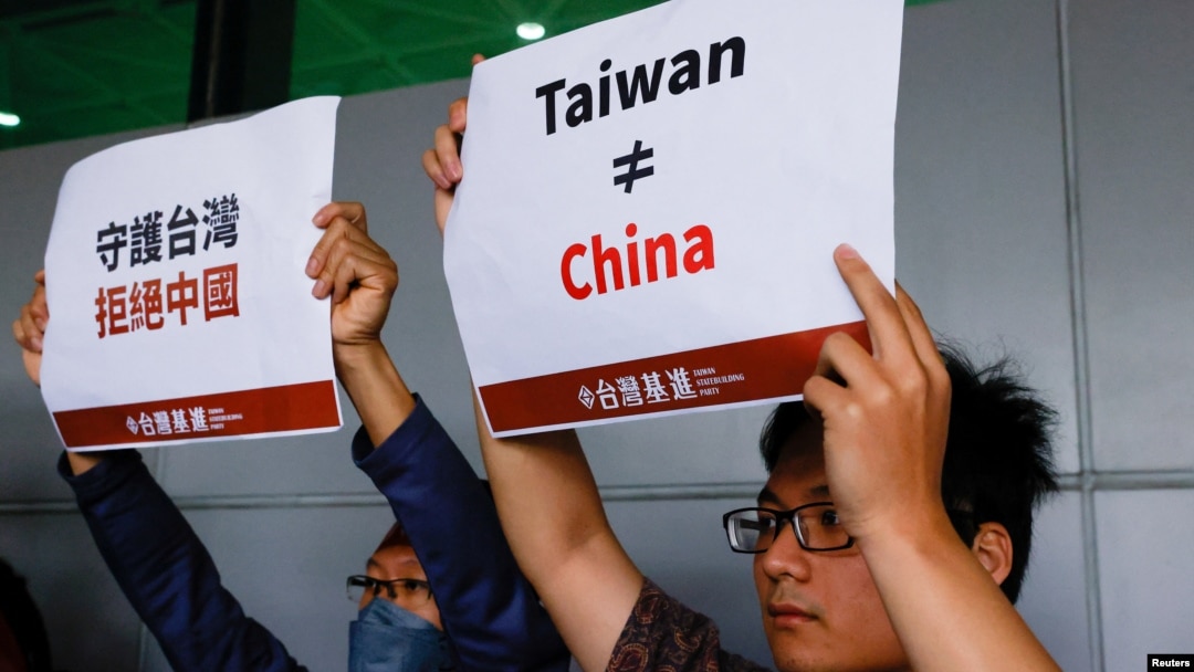 资料照：支持台湾独立的人士在台北桃园国际机场举牌抗议台湾前总统马英九前往中国大陆的旅行。(2023年4月7日)