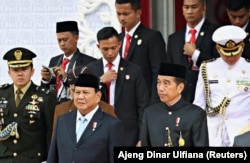 Presiden terpilih Prabowo Subianto berjalan bersama Presiden Joko Widodo saat meninggalkan gedung DPR seusai menyampaikan Pidato Kenegaraan menjelang Hari Kemerdekaan di Jakarta, 16 Agustus 2024. (Foto: REUTERS/Ajeng Dinar Ulfiana)