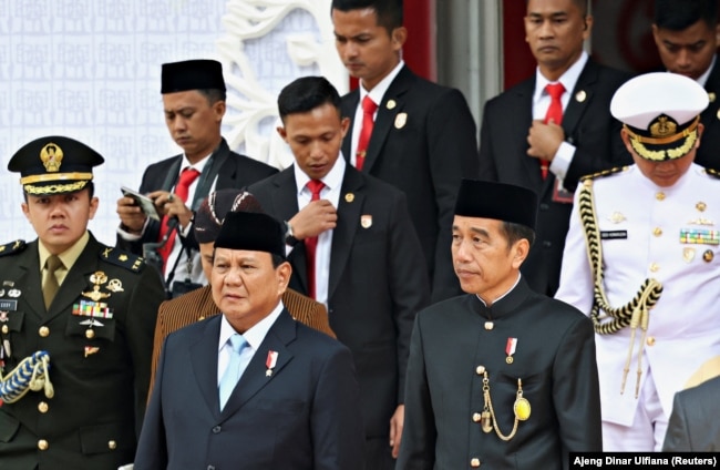 Presiden terpilih Prabowo Subianto berjalan bersama Presiden Joko Widodo saat meninggalkan gedung DPR seusai menyampaikan Pidato Kenegaraan menjelang Hari Kemerdekaan di Jakarta, 16 Agustus 2024. (Foto: REUTERS/Ajeng Dinar Ulfiana)