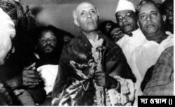 ১৯৪৭-এর ১৪ অগাস্ট পূজাপাঠের পর রাত ১১’টায় জওহরলাল নেহরুর দিল্লির বাড়িতে গিয়ে তামিলনাড়ুর মঠের মহন্তরা তাঁর হাতে সেঙ্গোলটি তুলে দেন।পরে মাউন্টব্যাটেনের হাত থেকে আনুষ্ঠানিকভাবে সেটি গ্রহণ করেন তিনি। স্বরাষ্ট্রমন্ত্রক প্রকাশিত ছবি।