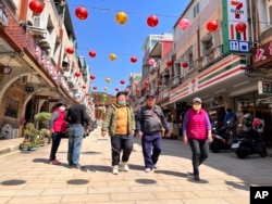 Pusat perbelanjaan dan bisnis di Nangan, bagian dari Kepulauan Matsu, Taiwan pada hari Selasa 7 Maret 2023. (AP)