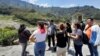 Visita de un equipo de trabajo de Climate Tracker al pueblo El Naranjal, en Bogotá, Colombia. Participantes del Taller sobre pérdidas y daños en la localidad. [Foto Paula Díaz Levi, cortesía para VOA]