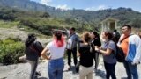 Visita de un equipo de trabajo de Climate Tracker al pueblo El Naranjal, en Bogotá, Colombia. Participantes del Taller sobre pérdidas y daños en la localidad. [Foto Paula Díaz Levi, cortesía para VOA]