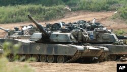 Arhiva - Američki tenko M1A1 Abrams na trenažnom poligonu u Pađuu, nedaleko od Demilitarizovane zone, 50 kilometara sjeverno od Seula, u Južnoj Korei, 9. juna 2003.