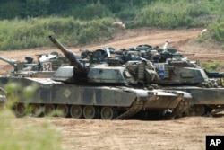 ARCHIVO Los tanques estadounidenses M1-A1 Abrams bloquean un camino en un campo de entrenamiento en Paju, cerca de la Zona Desmilitarizada (DMZ), 50 kilómetros al norte de Seúl, el 9 de junio de 2003.
