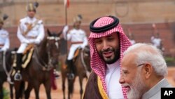 Putra Mahkota Mohammed bin Salman dari Arab Saudi (kiri), berbindang dengan Perdana Menteri India Narendra Modi setibanya di istana kepresidenan India, di New Delhi, India, Senin, 11 September 2023. (AP/Manish Swarup)