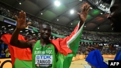 Hugues Fabrice Zango célèbre après la finale du triple saut lors des Championnats du monde d'athlétisme, Budapest, le 21 août 2023.