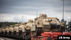 Tenkovi M1A1 Abrams stižu u Grafenwoehr, Njemačka, 12. maja 2023. Tenkovi su korišteni za obuku pripadnika ukrajinskih oružanih snaga.