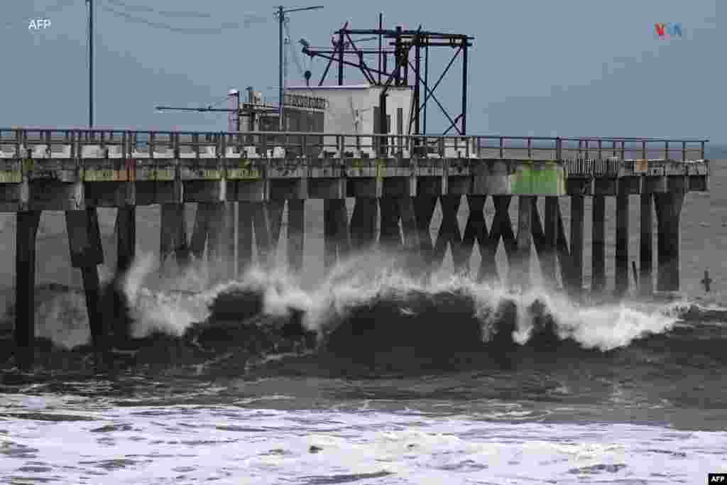 Vista del puerto de La Libertad luego de que las autoridades suprimieran las actividades pesqueras en la costa salvadoreña tras la alerta roja emitida por el Gobierno por la tormenta tropical Pilar, el 31 de octubre de 2023.