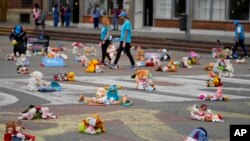  Juguetes repartidos por toda la plaza 20 de julio en protesta por la violencia contra los niños en Bogotá, Colombia, el 22 de noviembre de 2022. 