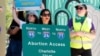 Pristalica prava na abortus vode kampanju protiv zabrane abortusa poslije šeste nedelje u Orlandu na Floridi, 13. aprila 2024. (Foto: Rojters /Octavio Jones)