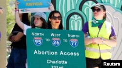 Pristalica prava na abortus vode kampanju protiv zabrane abortusa posle šeste nedelje u Orlandu na Floridi, 13. aprila 2024. (Foto: Rojters /Octavio Jones)