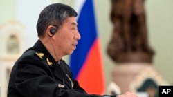 Menteri Pertahanan China Jenderal Li Shangfu berbicara dengan Presiden Rusia Vladimir Putin dan Menteri Pertahanan Sergei Shoigu selama pembicaraan di Kremlin di Moskow, Rusia, 16 April 2023. (Foto: Pavel Bednyakov, Sputnik, Kremlin via AP)