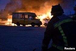 Petugas pemadam kebakaran berupaya memadamkan api di lokasi perusahaan transportasi yang terkena serangan militer Rusia di Kherson, Ukraina, dalam gambar yang dirilis 19 Juni 2023. (Layanan pers Layanan Darurat Negara Ukraina di wilayah Kherson, Handout via REUTERS)