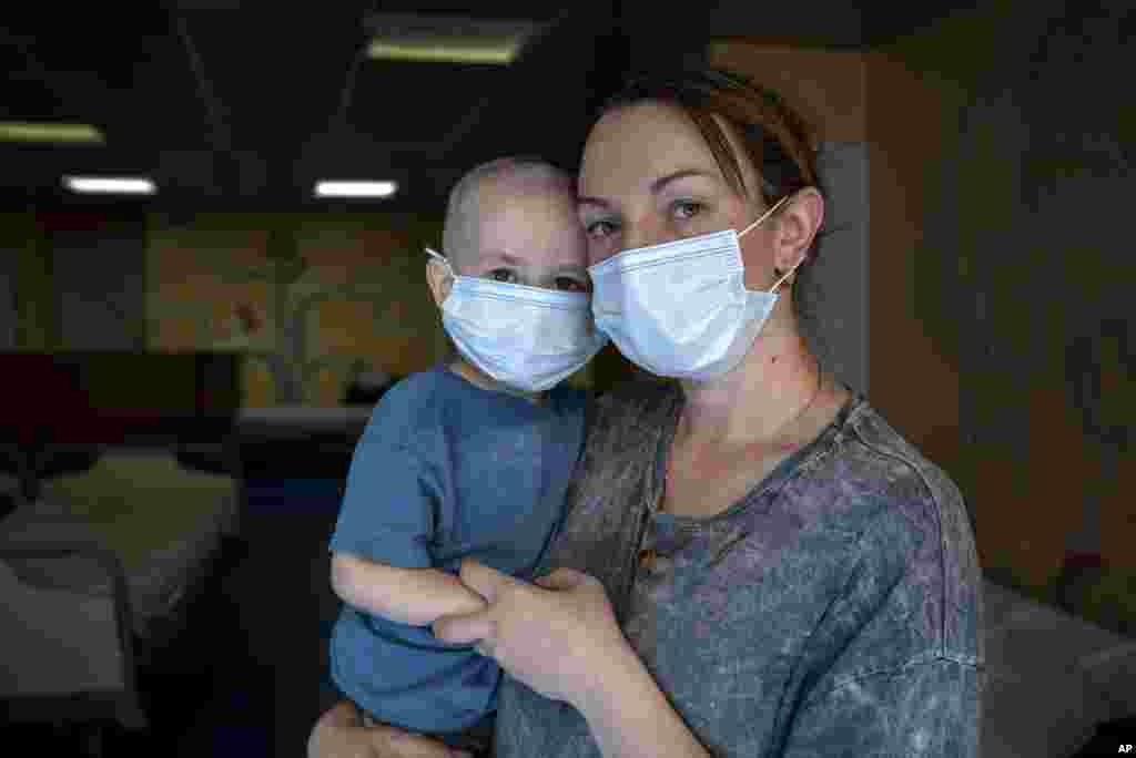 Oksana Halak junto a su hijo Dmytro, de 2 años, en el Instituto Nacional del Cáncer en Kiev, Ucrania, el 10 de julio de 2024. Algunas familias se enfrentan ahora al dilema de dónde continuar el tratamiento de sus hijos, que por ahora han sido evacuados a otros hospitales de la capital ucraniana. (Foto AP/Alex Babenko)