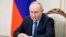 Prezidan Ris Vladimir Putin pandan yon rankont sou devlopman sosyal ak ekonomik nan Krime ak Sevastopol, pa videyo-konferans nan Kremlen an, Moskou, Larisi, 17 Mas 2023. 