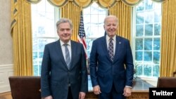 조 바이든(오른쪽) 미국 대통령과 사울리 니니스퇴 핀란드 대통령이 9일 백악관에서 만나 기념촬영하고 있다. (바이든 대통령 공식 트위터)