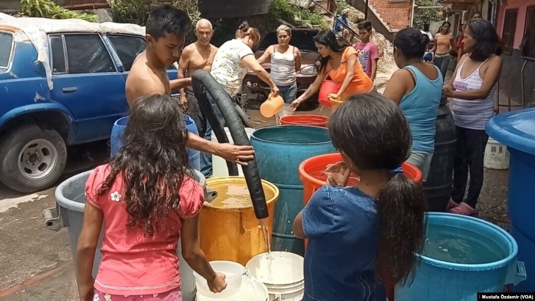 Binden fazla nehir, 2500 lagün ve 3 büyük gölle dünyanın en zengin tatlı su kaynaklarından birine sahip olan Venezuela, güvenli içme suyuna erişimin en zor olduğu Latin Amerika ülkelerinden biri.