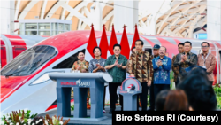 Presiden Jokowi meresmikan beroperasinya Kereta Cepat Jakarta-Bandung “Woosh” di Stasiun Halim, Jakarta Timur, Senin (10/2). (Foto: Courtesy/Biro Setpres)
