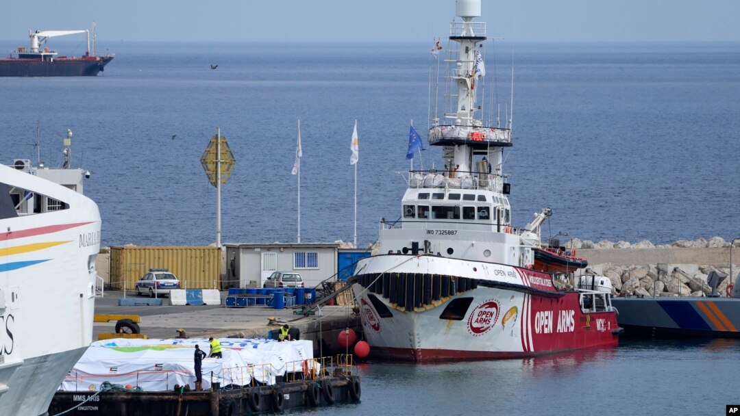 Staf pelabuhan menyiapkan bantuan di platform dekat kapal yang berlabuh milik kelompok bantuan Open Arms, saat kapal tersebut bersiap untuk mengangkut sekitar 200 ton beras dan tepung langsung ke Gaza, di pelabuhan di Larnaca, Siprus, Minggu, 10 Maret 2024. (AP/Petros Karadjias)