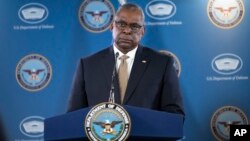 Menteri Pertahanan AS Lloyd Austin memberikan keterangan pers di Pentagon (foto: dok). 