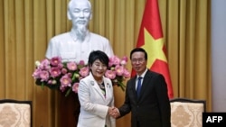 资料照片: 2023年10月10日日本外务大臣上川洋子(左)在河内总统府会见越南国家主席武文赏